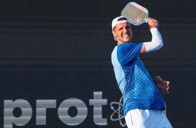 Tay vợt pickleball số 1 thế giới Andrei Daescu thi đấu ở Việt Nam, khán giả hào hứng- Ảnh 1. Tay vợt pickleball số 1 thế giới Andrei Daescu thi đấu ở Việt Nam, khán giả hào hứng- Ảnh 1.