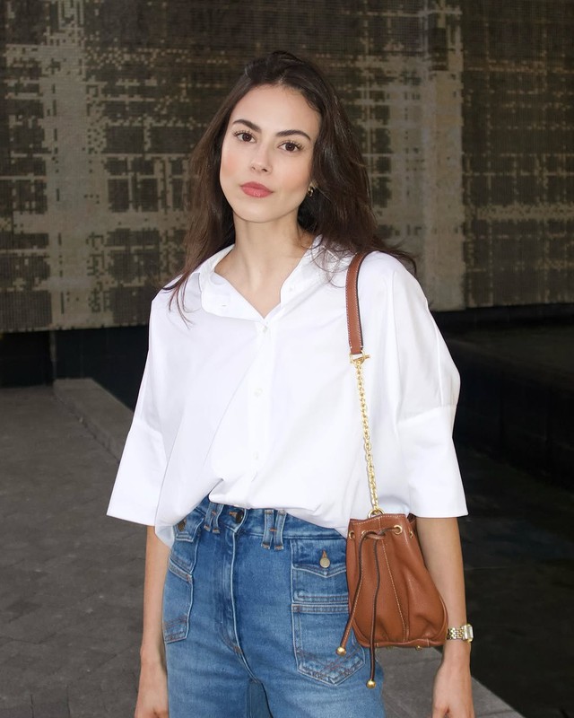 Diện những kiểu áo này cùng jeans là chuẩn đẹp - Ảnh 3.