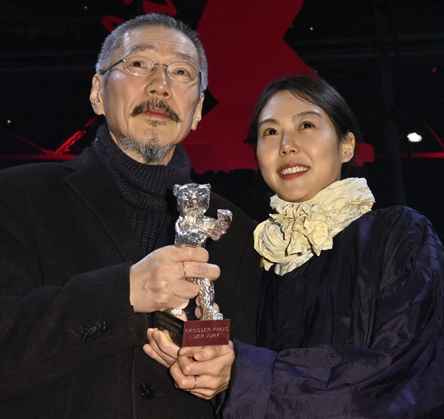 Kim Min Hee đón con trai cùng người tình U.70 - Ảnh 3.