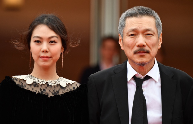 Kim Min Hee đón con trai cùng người tình U.70 - Ảnh 1.