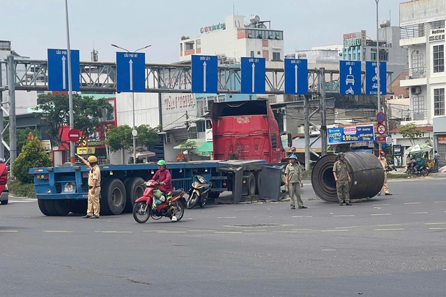 Chủ xe v&agrave; t&agrave;i xế bị CSGT TP.HCM phạt 66 triệu đồng v&igrave; để rơi cuộn th&eacute;p - Ảnh 2.