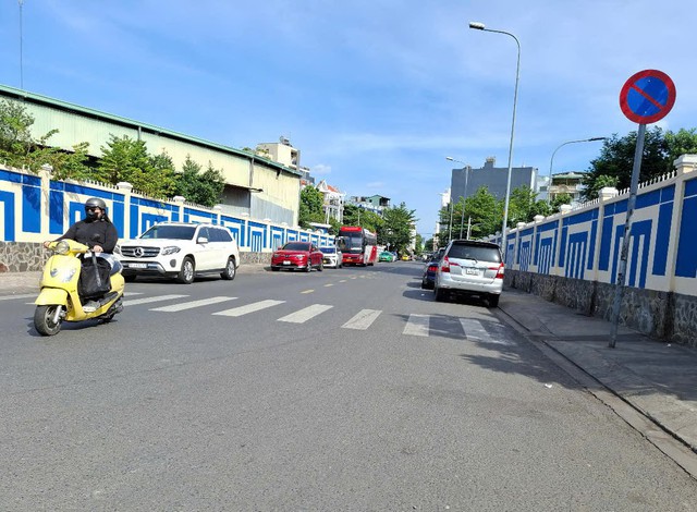 Bạn đọc viết: Ô tô đậu lòng đường trên Đặng Văn Sâm gây nguy hiểm - Ảnh 1. Bạn đọc viết: Ô tô đậu lòng đường trên Đặng Văn Sâm gây nguy hiểm - Ảnh 1.