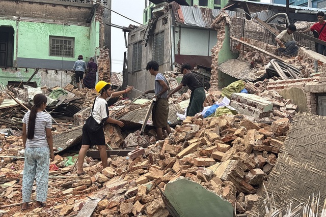 Số người chết do động đất Myanmar tăng cao, động đất gây rung lắc tại Đài Loan - Ảnh 1.