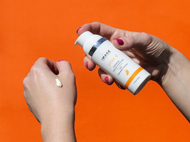 Không dưỡng ẩm khi dùng retinol = ‘phá hỏng’ công trình chăm sóc da- Ảnh 5.