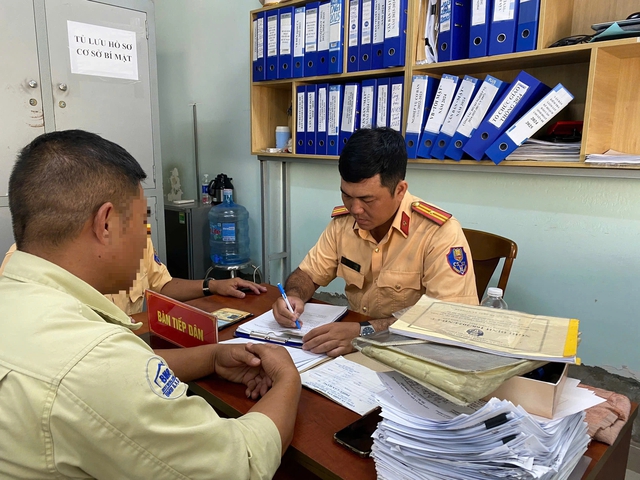 Chủ xe v&agrave; t&agrave;i xế bị CSGT TP.HCM phạt 66 triệu đồng v&igrave; để rơi cuộn th&eacute;p - Ảnh 1.