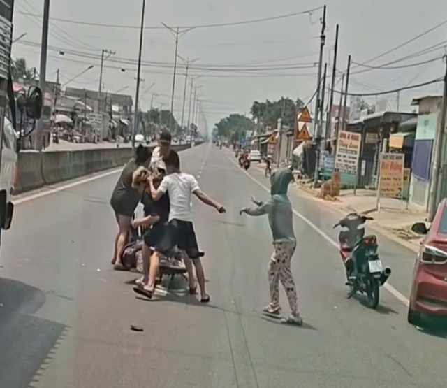 T&acirc;y Ninh: Hai thanh ni&ecirc;n h&agrave;nh hung người g&acirc;y phẫn nộ- Ảnh 1.