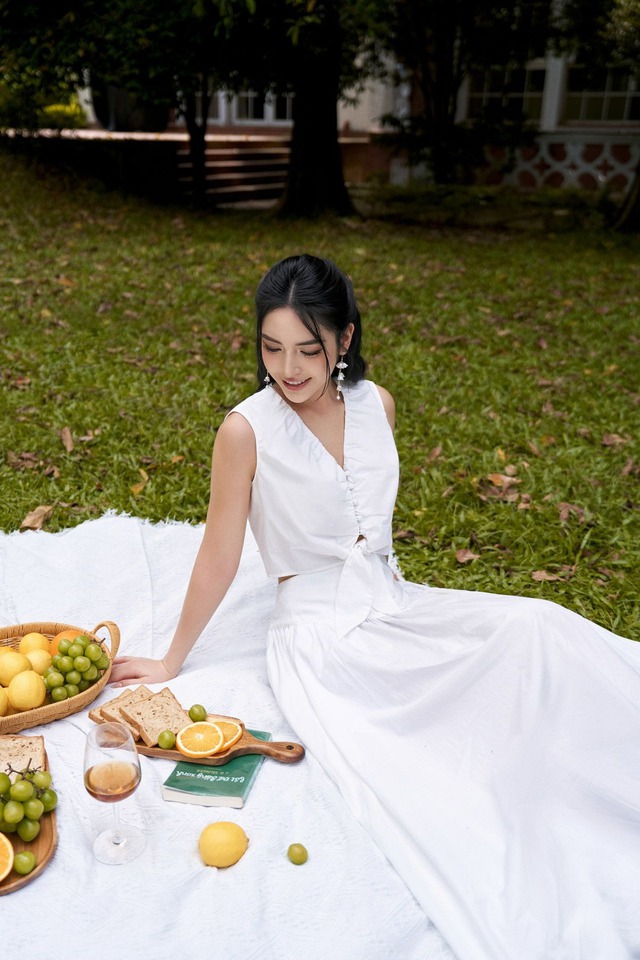 Nâng tầm sự quyến rũ với trang phục cổ chữ V- Ảnh 3. Nâng tầm sự quyến rũ với trang phục cổ chữ V- Ảnh 3.