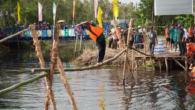 Rộn ràng bơi xuồng ba lá, đi cầu khỉ giữa rừng nguyên sinh Cà Mau- Ảnh 2. Rộn ràng bơi xuồng ba lá, đi cầu khỉ giữa rừng nguyên sinh Cà Mau- Ảnh 2.