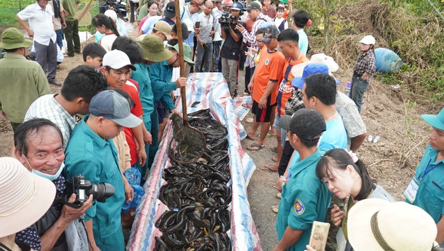 Rộn ràng bơi xuồng ba lá, đi cầu khỉ giữa rừng nguyên sinh Cà Mau- Ảnh 5. Rộn ràng bơi xuồng ba lá, đi cầu khỉ giữa rừng nguyên sinh Cà Mau- Ảnh 5.
