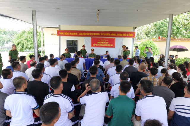 Cà Mau: 98 phạm nhân được đặc xá, nhận căn cước công dân ngay trong trại giam- Ảnh 2. Cà Mau: 98 phạm nhân được đặc xá, nhận căn cước công dân ngay trong trại giam- Ảnh 2.