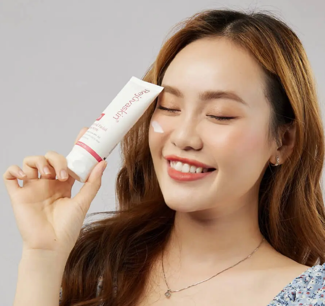C&aacute;ch sử dụng kem chống nắng Rejuvaskin bảo vệ da to&agrave;n diện, kh&ocirc;ng tạo vệt trắng- Ảnh 8.