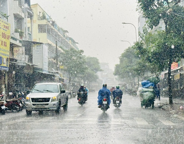 Trời oi bức, TP.HCM và Nam bộ khi nào mùa mưa bắt đầu?- Ảnh 1.