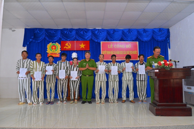 Cà Mau: 98 phạm nhân được đặc xá, nhận căn cước công dân ngay trong trại giam- Ảnh 1. Cà Mau: 98 phạm nhân được đặc xá, nhận căn cước công dân ngay trong trại giam- Ảnh 1.