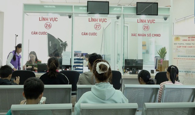 Công an Lâm Đồng làm việc xuyên lễ cấp căn cước cho người dân ở xa về- Ảnh 1.