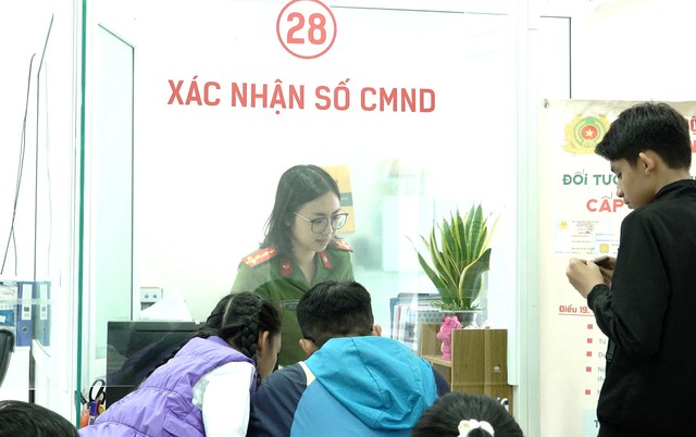 Công an Lâm Đồng làm việc xuyên lễ cấp căn cước cho người dân ở xa về- Ảnh 2.