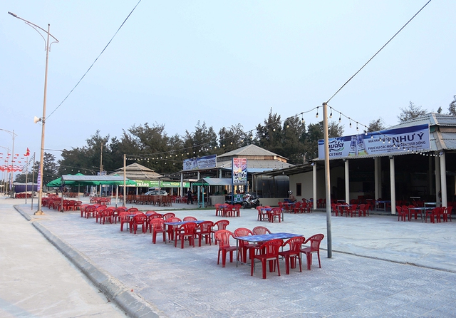 Khách vắng, tiền mặt bằng ở biển Thuận An vẫn tăng- Ảnh 2. Khách vắng, tiền mặt bằng ở biển Thuận An vẫn tăng- Ảnh 2.
