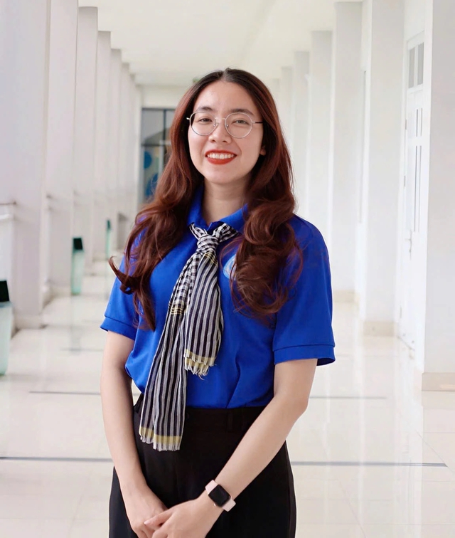 Cô gái ‘viral’ khắp mạng xã hội sau lễ 50 năm đất nước thống nhất Cô gái ‘viral’ khắp mạng xã hội sau lễ 50 năm đất nước thống nhất
