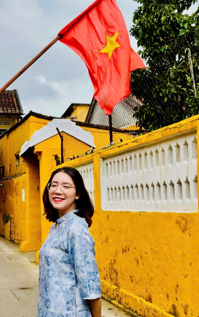 Cô gái 'viral' khắp mạng xã hội sau lễ 50 năm đất nước thống nhất- Ảnh 3. Cô gái 'viral' khắp mạng xã hội sau lễ 50 năm đất nước thống nhất- Ảnh 3.