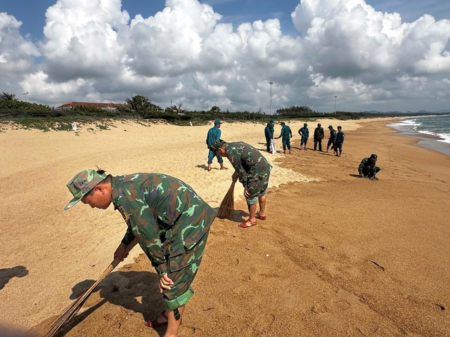 Chằng chịt vết dầu đen tấp v&agrave;o b&atilde;i biển Tuy H&ograve;a - Ảnh 3.