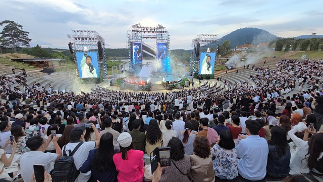Noo Phước Thịnh hạnh phúc với live concert bên hồ Tuyền Lâm thơ mộng- Ảnh 1. Noo Phước Thịnh hạnh phúc với live concert bên hồ Tuyền Lâm thơ mộng- Ảnh 1.