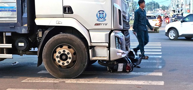 Xe tải cuốn xe máy vào gầm tại giao lộ, 1 người tử vong- Ảnh 2. Xe tải cuốn xe máy vào gầm tại giao lộ, 1 người tử vong- Ảnh 2.