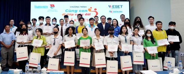 Dạy tiếng Anh miễn phí cho trẻ mồ côi do dịch Covid-19 Dạy tiếng Anh miễn phí cho trẻ mồ côi do dịch Covid-19