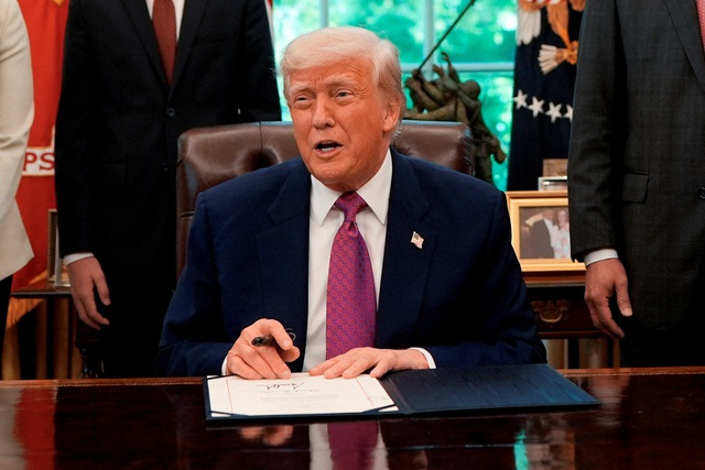 Tổng thống Trump chính thức triển khai chương trình cho người nhập cư tự trục xuất - Ảnh 1.