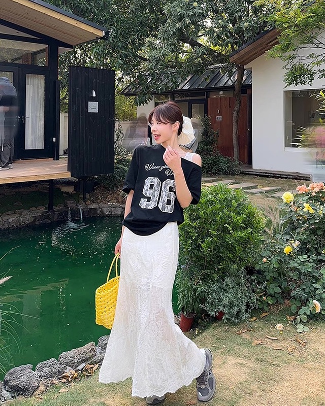 Lên đồ với áo phông họa tiết ‘khuấy động’ phong cách đường phố- Ảnh 3. Lên đồ với áo phông họa tiết ‘khuấy động’ phong cách đường phố- Ảnh 3.