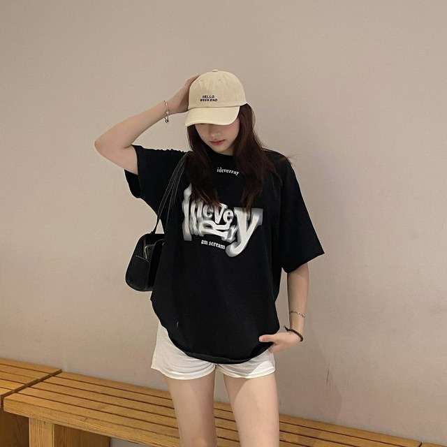 Lên đồ với áo phông họa tiết ‘khuấy động’ phong cách đường phố- Ảnh 7. Lên đồ với áo phông họa tiết ‘khuấy động’ phong cách đường phố- Ảnh 7.