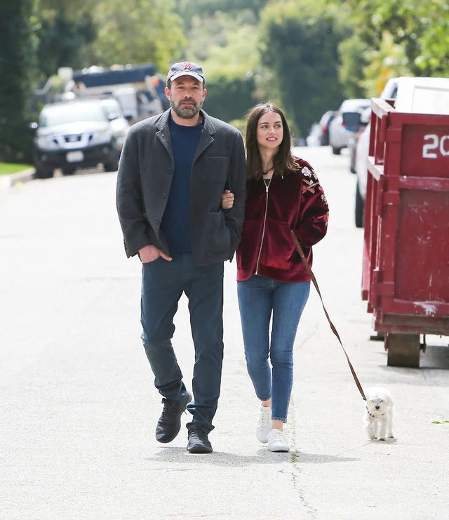 Ben Affleck khó chịu vì bạn thân Tom Cruise hẹn hò với tình cũ Ana de Armas - Ảnh 1.