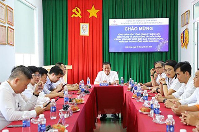 Tổng giám đốc EVNCPC Ngô Tấn Cư thăm tặng quà người lao động nhân Tháng Công nhân - Ảnh 2.