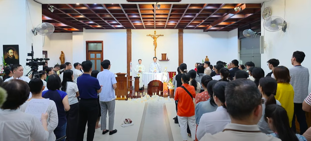 Nhà thờ đồng loạt đổ chuông, người Công giáo ở TP.HCM mừng Đức Giáo hoàng mới - Ảnh 4.
