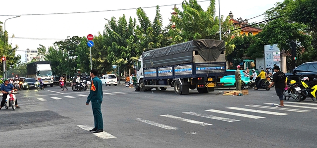 Xe tải cuốn xe máy vào gầm tại giao lộ, 1 người tử vong Xe tải cuốn xe máy vào gầm tại giao lộ, 1 người tử vong