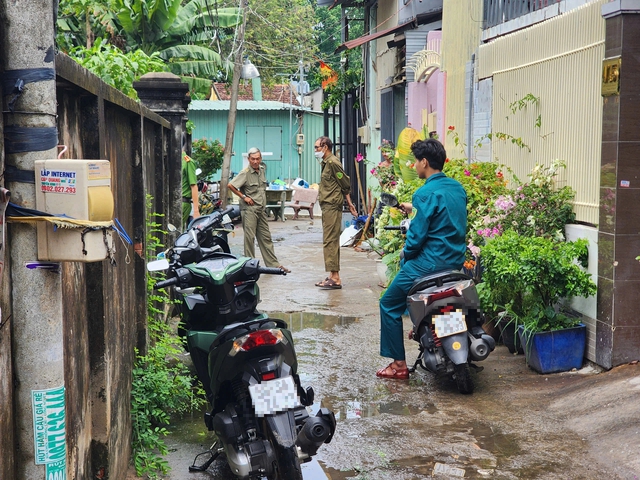 Phong tỏa nhà trọ ở TP.Thủ Đức, điều tra vụ cháy nổ làm 3 người thương vong- Ảnh 1. Phong tỏa nhà trọ ở TP.Thủ Đức, điều tra vụ cháy nổ làm 3 người thương vong- Ảnh 1.