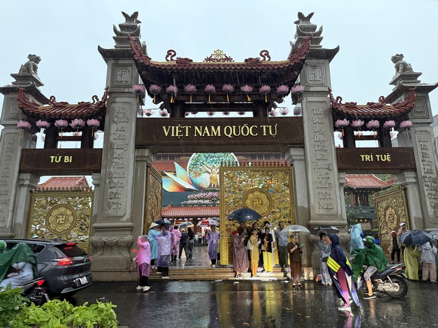 TP.HCM hứng trận mưa đặc biệt to hiếm gặp: Mưa 10 phút bằng lượng mưa cả 1 ngày- Ảnh 2. TP.HCM hứng trận mưa đặc biệt to hiếm gặp: Mưa 10 phút bằng lượng mưa cả 1 ngày- Ảnh 2.