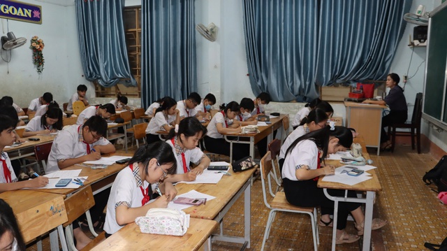 Bình Phước: Hơn 600 học sinh lớp 8 phải thi lại môn toán do…lộ đề Bình Phước: Hơn 600 học sinh lớp 8 phải thi lại môn toán do…lộ đề