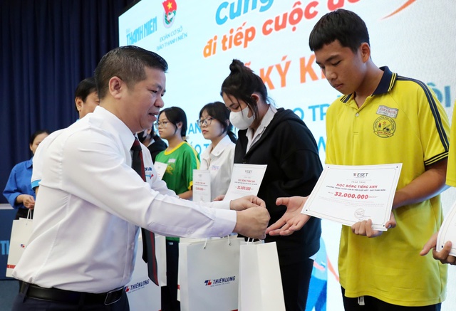 Dạy tiếng Anh miễn phí cho trẻ mồ côi do dịch Covid-19 - Ảnh 1.
