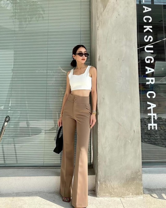 Quần ống loe - 'bảo bối' vượt thời gian, ai mặc cũng xinh- Ảnh 1. Quần ống loe - 'bảo bối' vượt thời gian, ai mặc cũng xinh- Ảnh 1.