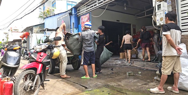 Cháy công ty in ấn trong đêm, cả xóm huy động bình chữa cháy dập lửa Cháy công ty in ấn trong đêm, cả xóm huy động bình chữa cháy dập lửa