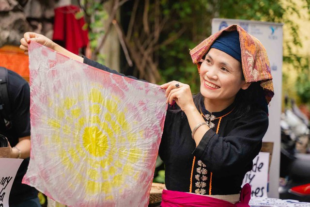 Cú bắt tay giữa thời trang và làng nghề Cú bắt tay giữa thời trang và làng nghề