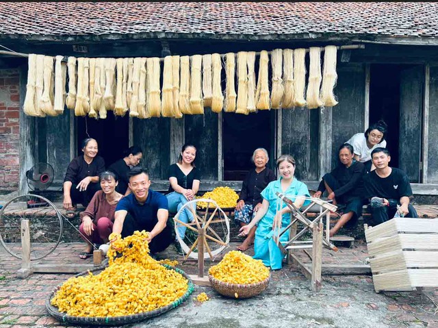 Cú bắt tay giữa thời trang và làng nghề- Ảnh 2. Cú bắt tay giữa thời trang và làng nghề- Ảnh 2.