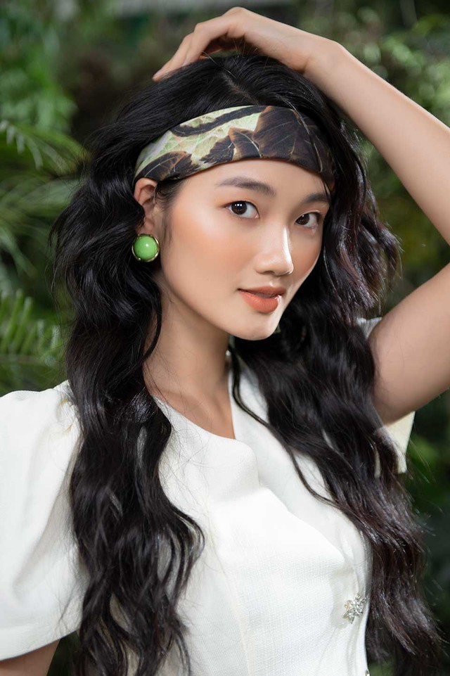 Những cách biến tấu với khăn lụa để mùa hè thêm phong cách- Ảnh 4. Những cách biến tấu với khăn lụa để mùa hè thêm phong cách- Ảnh 4.
