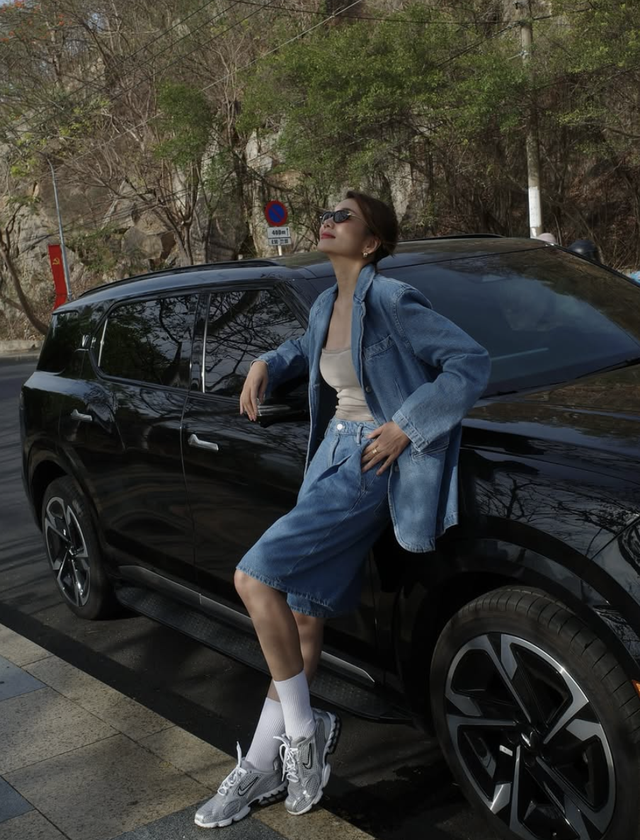 Denim on denim, phong cách mạnh mẽ cho nàng hiện đại- Ảnh 9. Denim on denim, phong cách mạnh mẽ cho nàng hiện đại- Ảnh 9.
