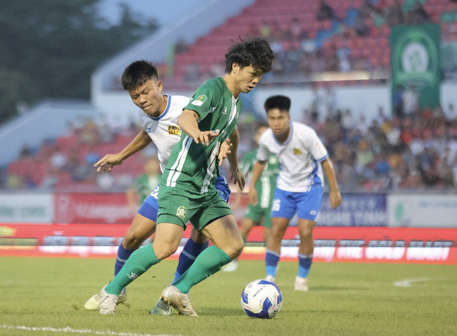 Công Phượng đá hỏng phạt đền nhưng Bình Phước vẫn thắng, Ninh Bình đả bại PVF-CAND- Ảnh 2. Công Phượng đá hỏng phạt đền nhưng Bình Phước vẫn thắng, Ninh Bình đả bại PVF-CAND- Ảnh 2.