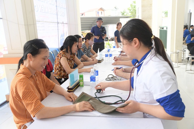 Nhiều quà tặng trong Ngày hội Thanh niên công nhân tại Bắc Giang- Ảnh 2. Nhiều quà tặng trong Ngày hội Thanh niên công nhân tại Bắc Giang- Ảnh 2.