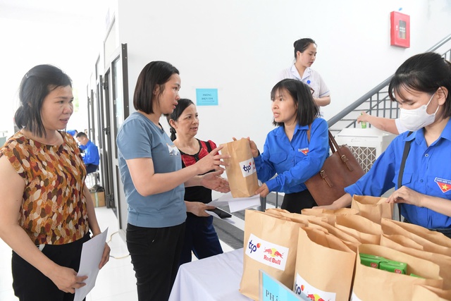 Nhiều quà tặng trong Ngày hội Thanh niên công nhân tại Bắc Giang- Ảnh 4. Nhiều quà tặng trong Ngày hội Thanh niên công nhân tại Bắc Giang- Ảnh 4.