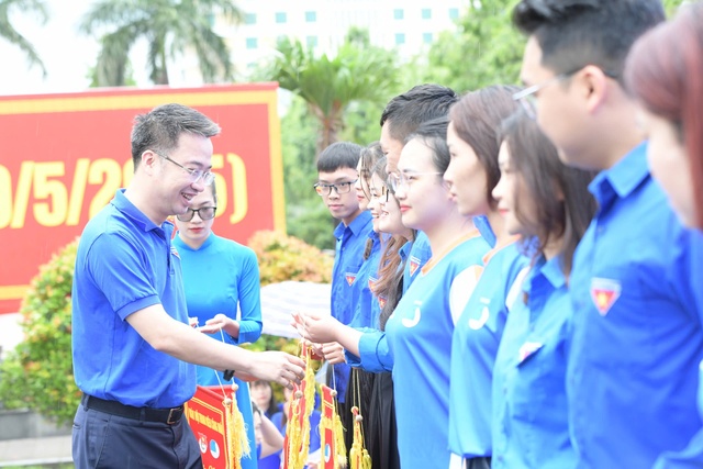 Nhiều quà tặng trong Ngày hội Thanh niên công nhân tại Bắc Giang- Ảnh 1. Nhiều quà tặng trong Ngày hội Thanh niên công nhân tại Bắc Giang- Ảnh 1.
