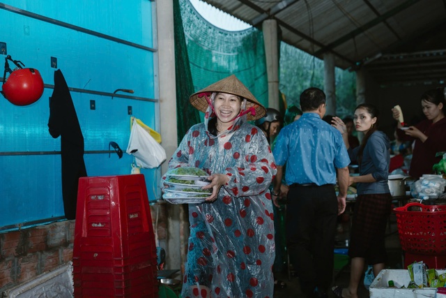 Rạp cưới đổ sập do giông lốc: Khách mời đội mưa phụ bưng bê, đám tiệc vẫn vui- Ảnh 3. Rạp cưới đổ sập do giông lốc: Khách mời đội mưa phụ bưng bê, đám tiệc vẫn vui- Ảnh 3.