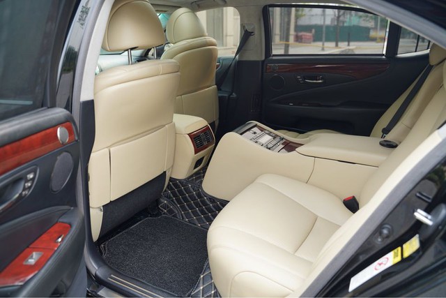 Lexus LS460L dùng 18 năm: 'Xe chủ tịch' rao giá rẻ hơn Toyota Vios- Ảnh 3. Lexus LS460L dùng 18 năm: 'Xe chủ tịch' rao giá rẻ hơn Toyota Vios- Ảnh 3.