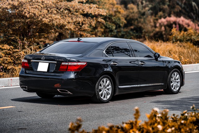 Lexus LS460L dùng 18 năm: 'Xe chủ tịch' rao giá rẻ hơn Toyota Vios- Ảnh 4. Lexus LS460L dùng 18 năm: 'Xe chủ tịch' rao giá rẻ hơn Toyota Vios- Ảnh 4.